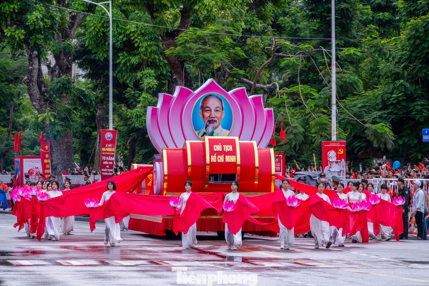 Phát biểu tại chương trình, ông Hoàng Minh Cường - Phó Chủ tịch UBND TP Hải Phòng, nhấn mạnh: "70 năm đã đi qua, Hải Phòng hôm nay không chỉ là thành phố của những con tàu và ngọn sóng, mà còn là minh chứng sống động cho ý chí vươn xa, cho tình yêu quê hương cháy bỏng, tăng tốc phát triển, xứng đáng với truyền thống mà cha ông đã để lại - một thành phố kiêu hãnh nhìn về quá khứ để mạnh mẽ bước tới tương lai". Trong ảnh: Đoàn các khối nghi trượng, tổ Quân kỳ, đoàn xe biểu tượng thành phố khai mạc chương trình duyệt đội ngũ, diễu hành. Phát biểu tại chương trình, ông Hoàng Minh Cường - Phó Chủ tịch UBND TP Hải Phòng, nhấn mạnh: "70 năm đã đi qua, Hải Phòng hôm nay không chỉ là thành phố của những con tàu và ngọn sóng, mà còn là minh chứng sống động cho ý chí vươn xa, cho tình yêu quê hương cháy bỏng, tăng tốc phát triển, xứng đáng với truyền thống mà cha ông đã để lại - một thành phố kiêu hãnh nhìn về quá khứ để mạnh mẽ bước tới tương lai". Trong ảnh: Đoàn các khối nghi trượng, tổ Quân kỳ, đoàn xe biểu tượng thành phố khai mạc chương trình duyệt đội ngũ, diễu hành.