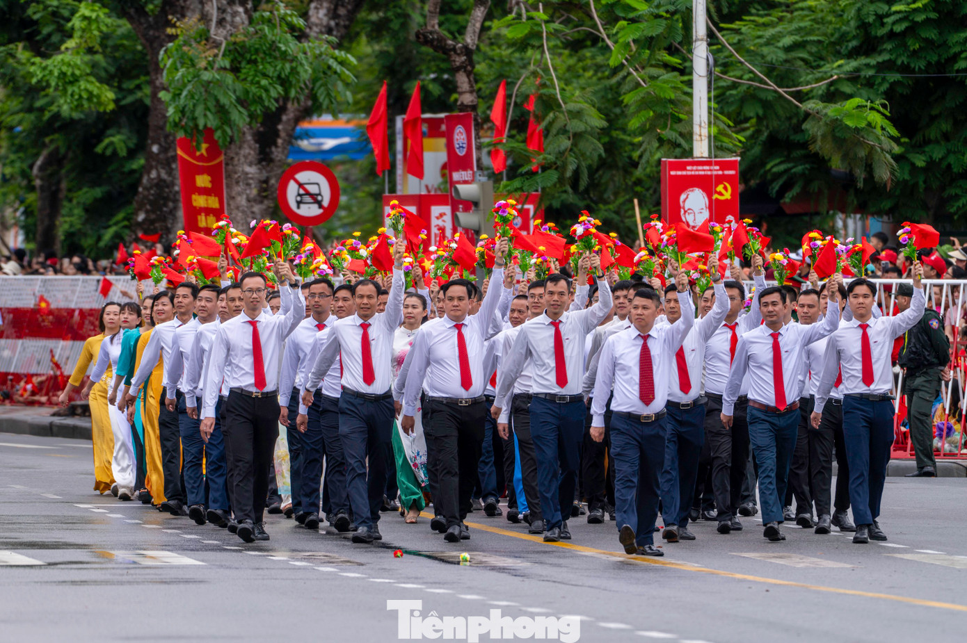 Các khối thanh thiếu nhi, học sinh, sinh viên và các khối quần chúng tham gia diễu hành. Các khối thanh thiếu nhi, học sinh, sinh viên và các khối quần chúng tham gia diễu hành.