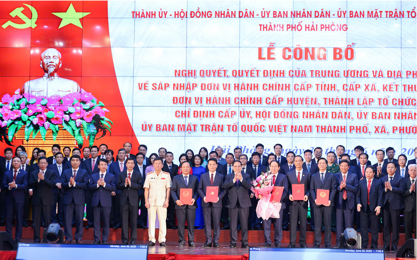 Thủ tướng Chính phủ Phạm Minh Chính trao quyết định, chụp ảnh lưu niệm với các lãnh đạo chủ chốt TP Hải Phòng mới sau hợp nhất. Ảnh: Đoàn Bắc/Báo Chính phủ