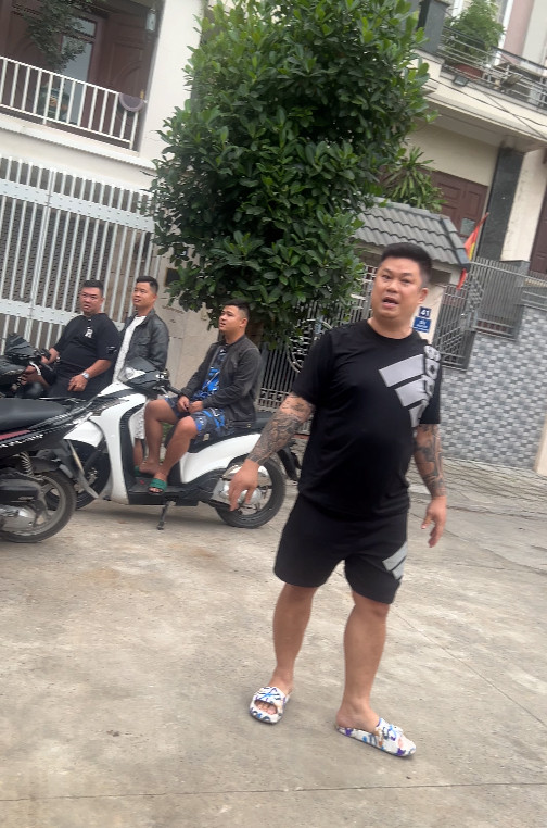 Nhiều đối tượng xăm trổ đe dọa người dân khi bị yêu cầu dừng hành vi vi phạm. Nhiều đối tượng xăm trổ đe dọa người dân khi bị yêu cầu dừng hành vi vi phạm.