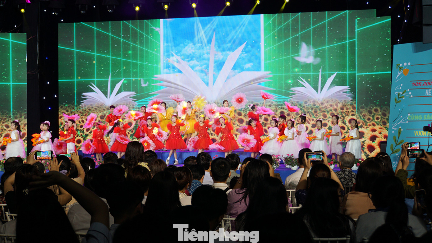 Trong đêm khai mạc, các bạn trẻ Hải Phòng và du khách còn được hòa mình vào không khí vui tươi, thưởng thức các tiết mục văn hóa nghệ thuật do các em thiếu nhi, các ca sĩ, nghệ sĩ biểu diễn với các tiết mục sôi động.