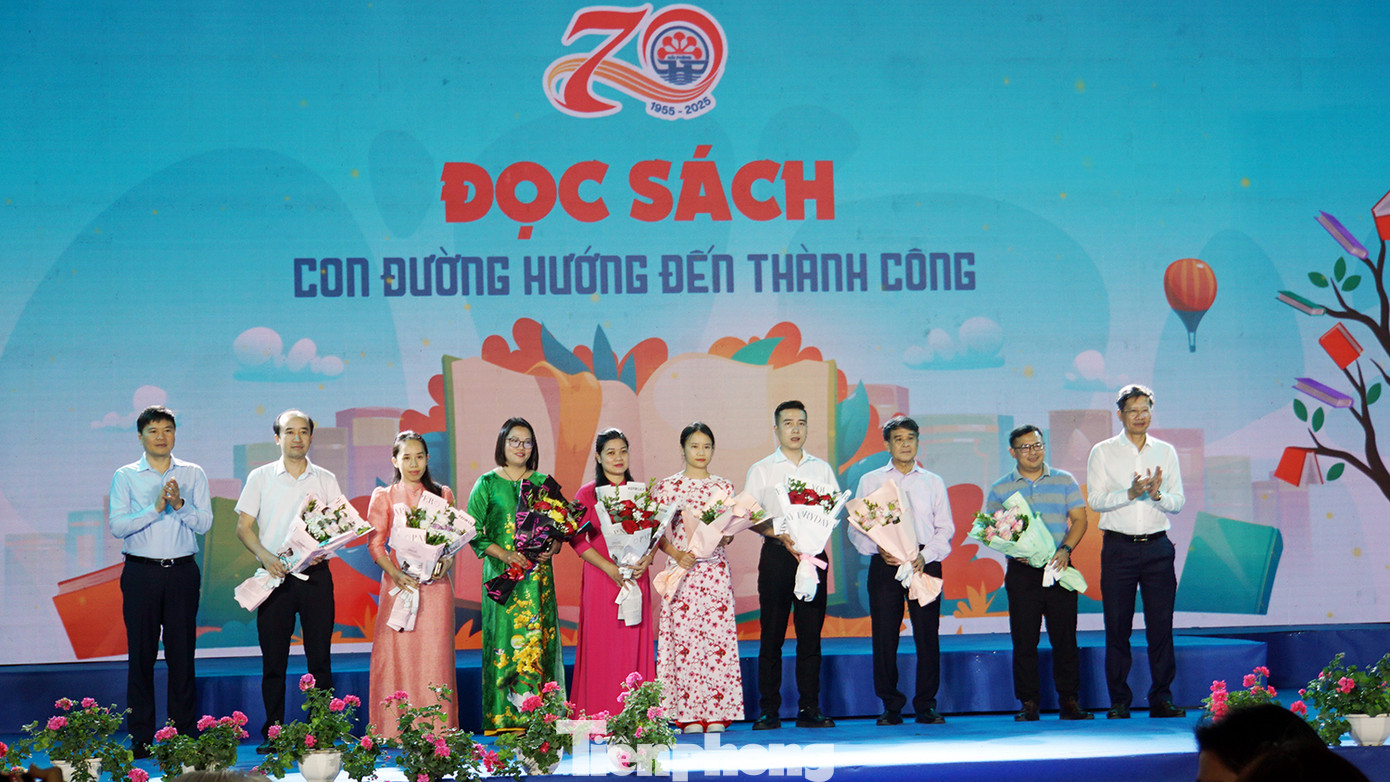 Tối 19/4, Sở Văn hóa Thể thao và Du lịch Hải Phòng tổ chức khai mạc đường sách với chủ đề "Đọc sách - Con đường hướng đến thành công", tại công viên Kim Đồng, công viên đẹp nhất dải vườn hoa trung tâm thành phố.