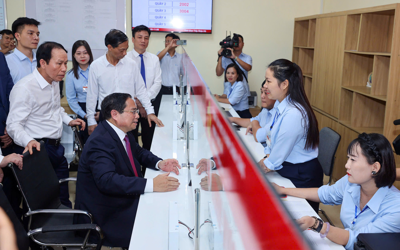 Thủ tướng Chính phủ Phạm Minh Chính thăm hỏi, dặn dò các cán bộ, công chức tại Trung tâm phục vụ hành chính công phường Hồng An, TP Hải Phòng. Ảnh: Đoàn Bắc