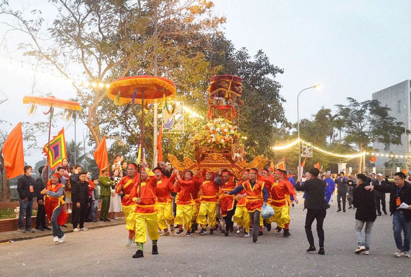 Điểm nhấn của Lễ hội Từ Lương Xâm đó là màn rước kiệu của các phường thuộc quận Hải An về "Từ Cả".