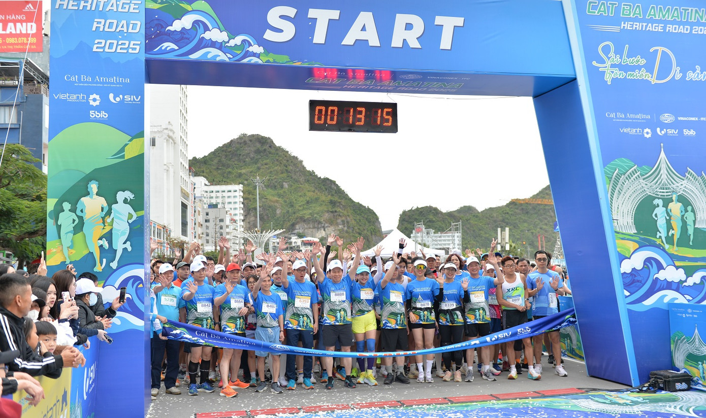 Chiều 30/3, UBND huyện Cát Hải (TP Hải Phòng) tổ chức giải chạy "Sải bước trên miền di sản", một trong những hoạt động nổi bật khai mạc mùa du lịch Cát Bà 2025 với sự tham gia của hàng nghìn vận động viên, du khách và người dân địa phương. Chiều 30/3, UBND huyện Cát Hải (TP Hải Phòng) tổ chức giải chạy "Sải bước trên miền di sản", một trong những hoạt động nổi bật khai mạc mùa du lịch Cát Bà 2025 với sự tham gia của hàng nghìn vận động viên, du khách và người dân địa phương.
