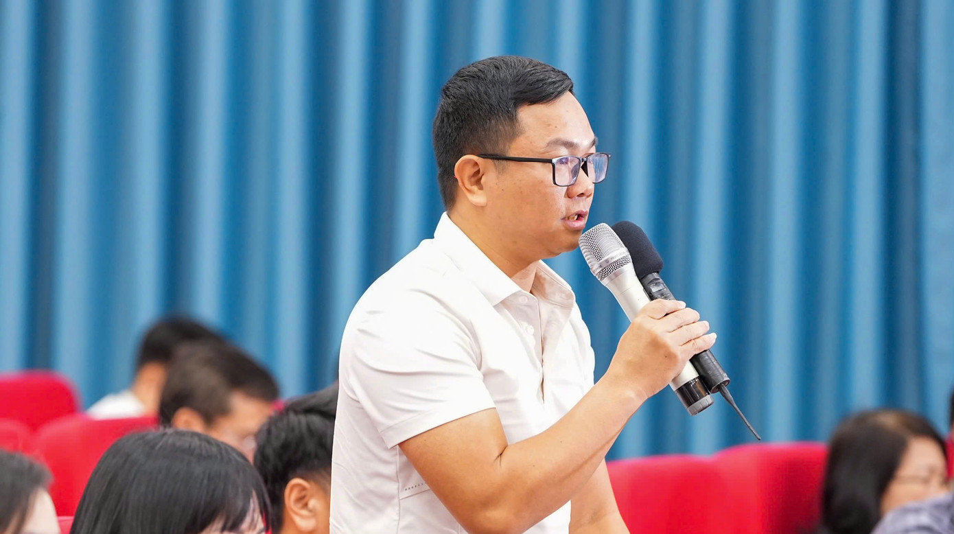 Cử tri huyện Bạch Long Vĩ kiến nghị tại buổi tiếp xúc.