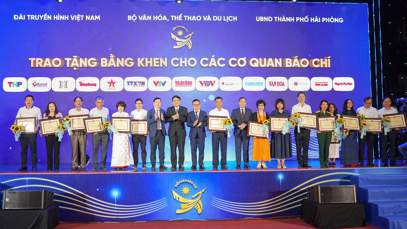 Nhân dịp kỷ niệm 100 năm Ngày Báo chí cách mạng Việt Nam, Báo Tiền Phong và 14 cơ quan báo chí Trung ương, địa phương vinh dự được Bộ VHTT&amp;DL trao bằng khen vì đã có thành tích trong tuyên truyền trong lĩnh vực văn hóa, thể thao và du lịch, giai đoạn 2023-2024.