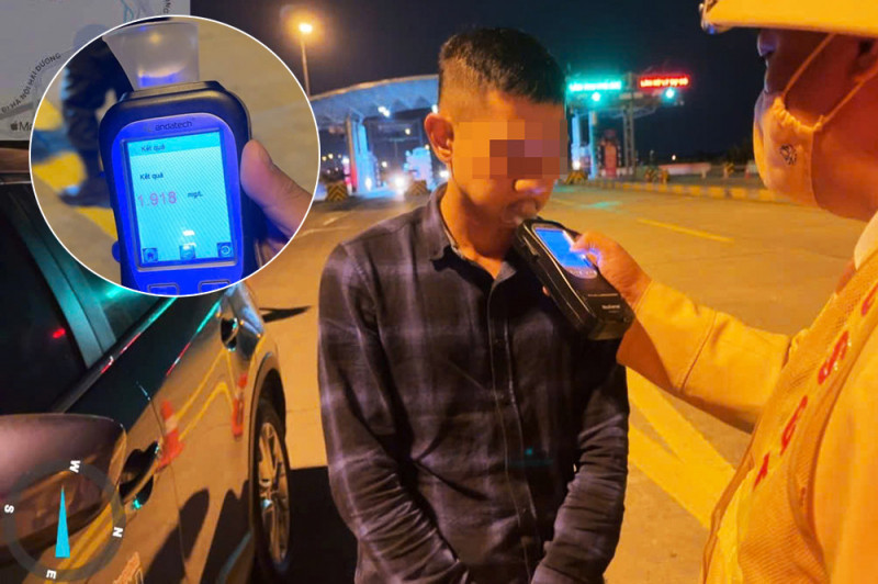 CSGT kiểm tra nồng độ cồn tài xế Đ.X.Đ tại trạm thu phí cao tốc Hà Nội - Hải Phòng.