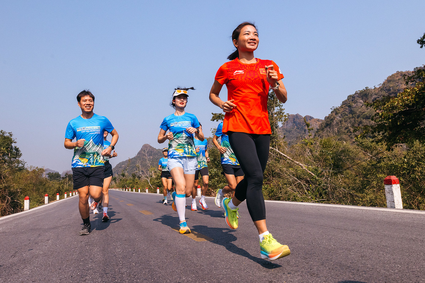 Các runner chạy trên đường hoa xuyên đảo Cát Bà năm 2024.