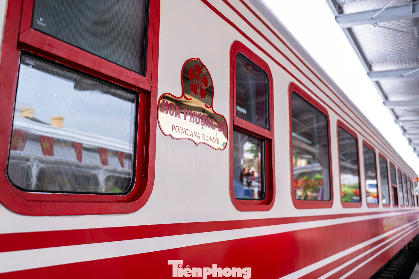 Đoàn tàu Hoa Phượng Đỏ được thiết kế ngoại thất màu đỏ chủ đạo của hoa phượng. Bên trong, các toa được thiết kế hiện đại, có không gian nội thất sang trọng, hài hòa giữa lịch sử và kiến trúc, văn hóa của TP. Hải Phòng.