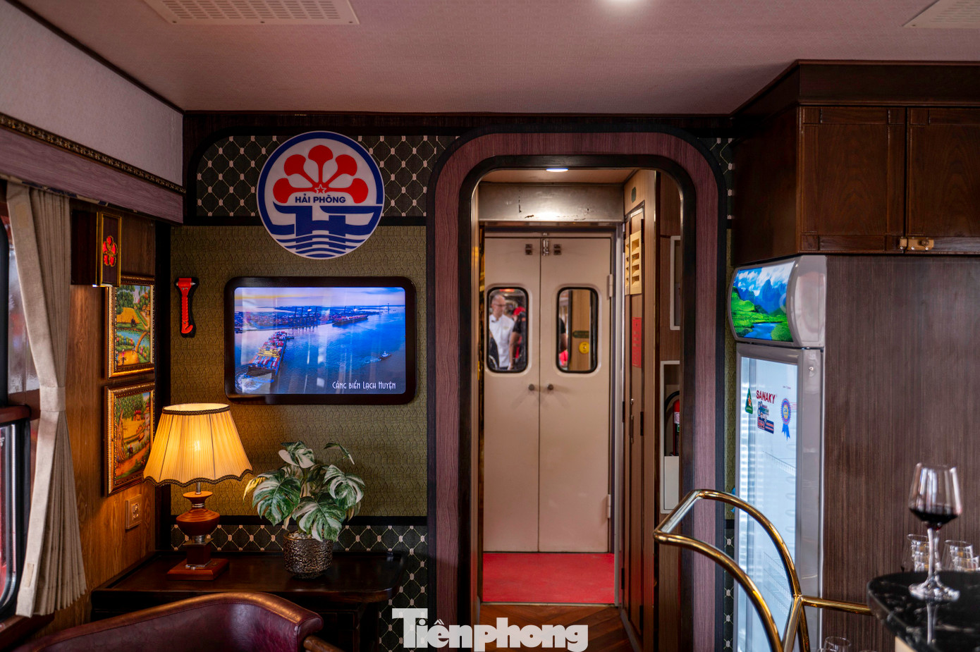 Toa VIP được lắp sàn gỗ tự nhiên, sức chứa 16 ghế sofa đơn và 5 bộ sofa dài 20 chỗ ngồi, được thiết kế sang trọng, mang phong cách kiến trúc nội thất quý tộc Pháp, có nhạc công biểu diễn, quầy bar, wifi miễn phí.