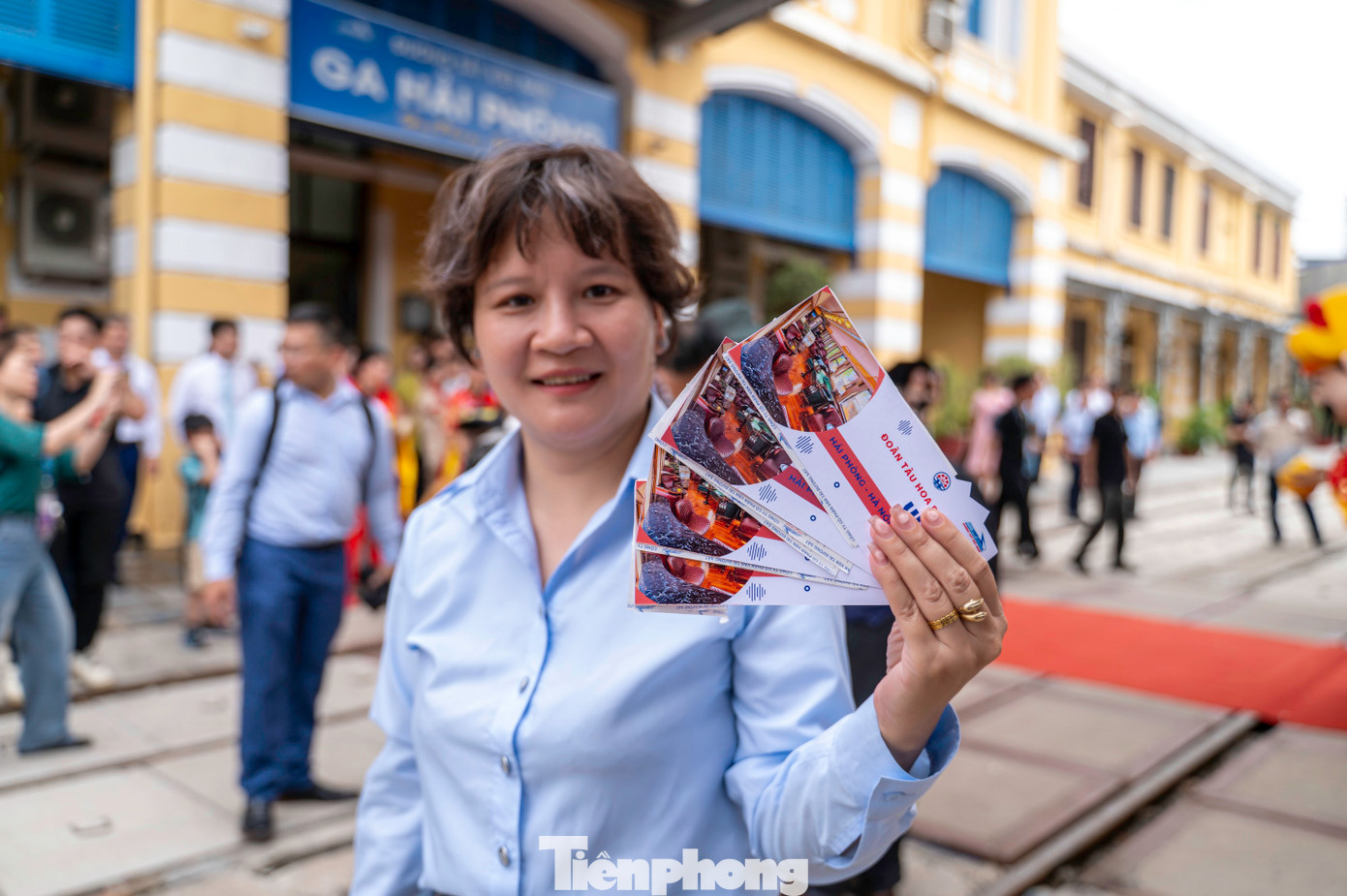 Sau buổi lễ khai trương, hàng trăm khách du lịch, người Hải Phòng đặt vé, check-in trước khi trải nghiệm hành trình trên đoàn tàu Hoa Phượng Đỏ.