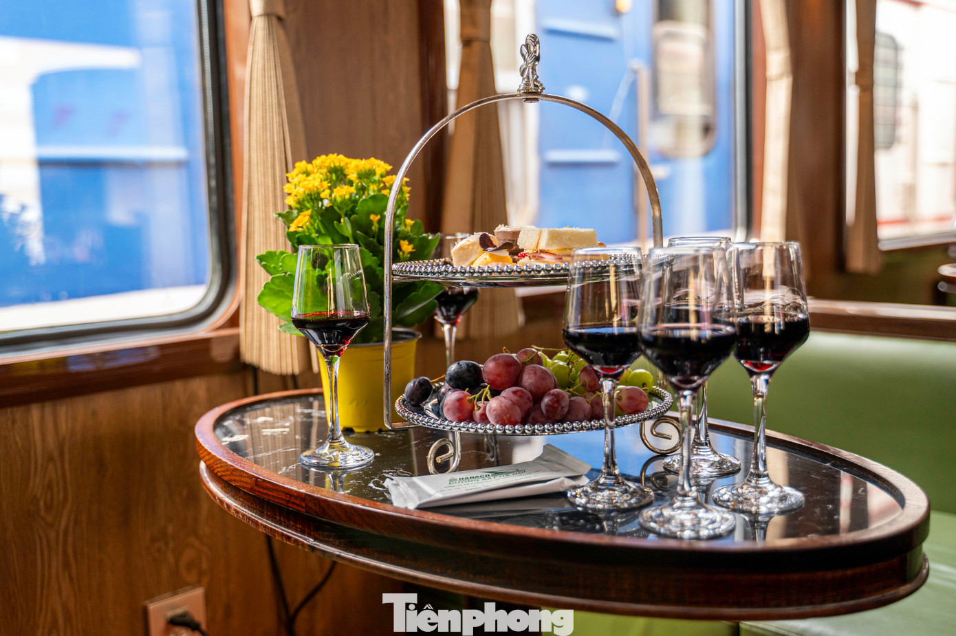 Trong toa VIP đoàn tàu Hoa Phượng Đỏ có hệ thống wifi và quầy bar phục vụ đồ uống miễn phí. Đây có thể là địa điểm check-in di động mới mẻ, thú vị và cũng là nơi diễn ra các hoạt động biểu diễn âm nhạc trên toa xe.