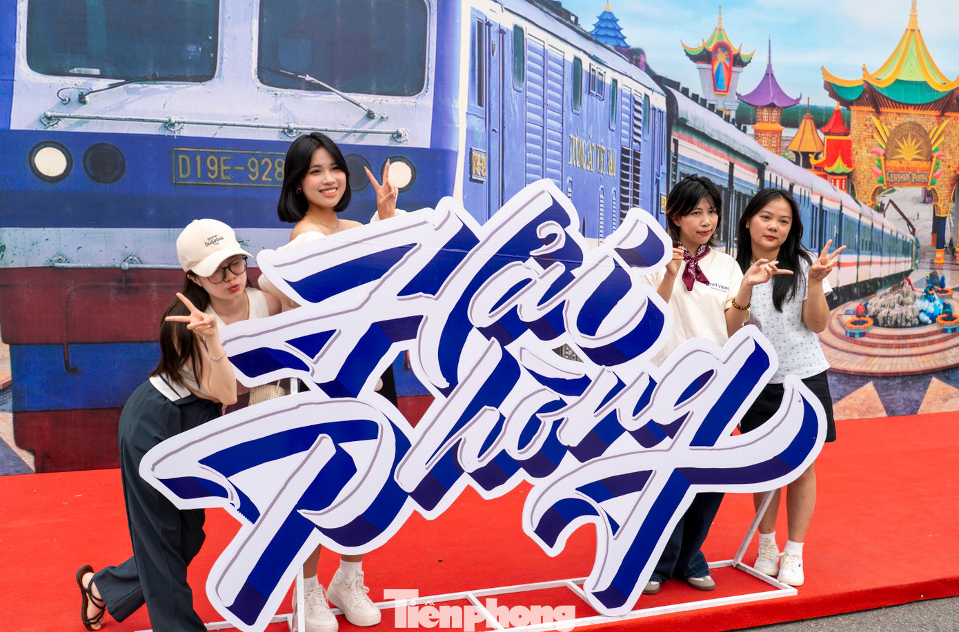 Nhiều bạn trẻ, khách du lịch check-in, chụp hình lưu niệm với Đoàn tàu Hoa Phượng Đỏ ngày khai trương.