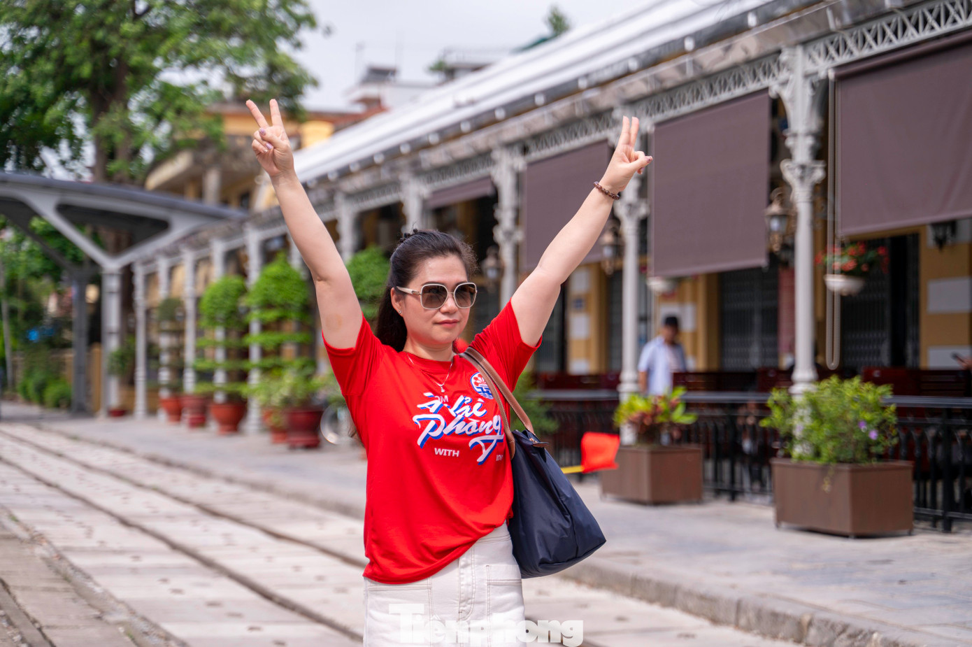 Sau buổi lễ khai trương, hàng trăm khách du lịch, người Hải Phòng đặt vé, check-in trước khi trải nghiệm hành trình trên đoàn tàu Hoa Phượng Đỏ.