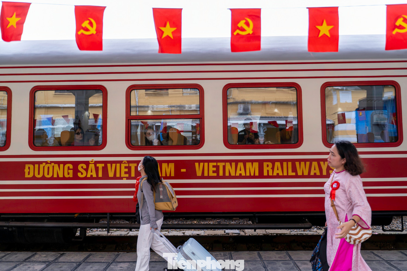 Sau buổi lễ khai trương, hàng trăm khách du lịch, người Hải Phòng đặt vé, check-in trước khi trải nghiệm hành trình trên đoàn tàu Hoa Phượng Đỏ.