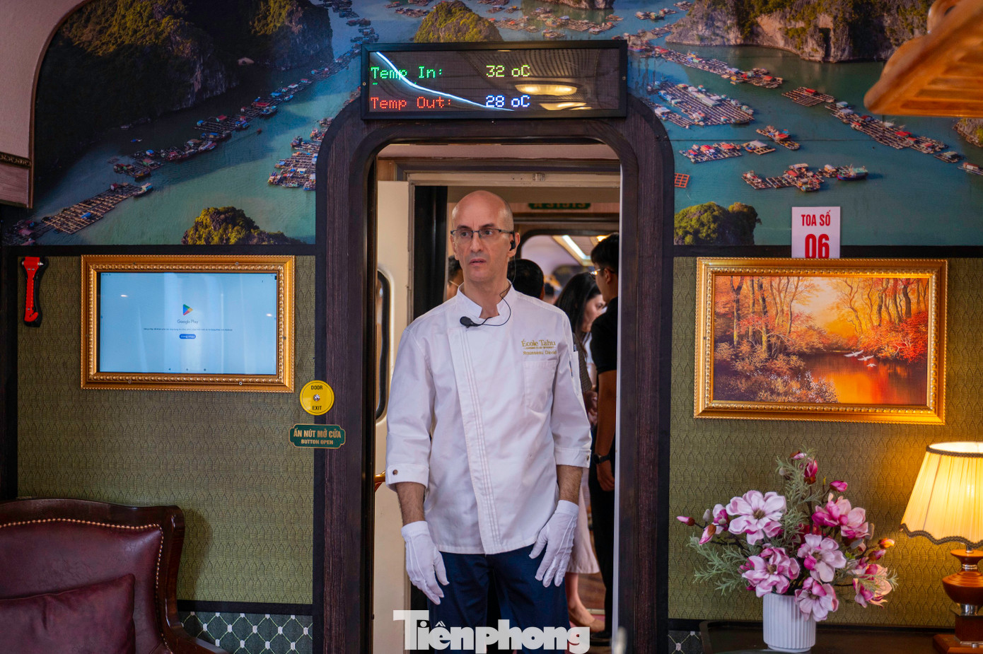 Đội ngũ phục vụ toa VIP cũng được lựa chọn kỹ càng, tiêu chuẩn cao. Trong ảnh: Đầu bếp người nước ngoài và lễ tân quầy bar trong toa VIP.