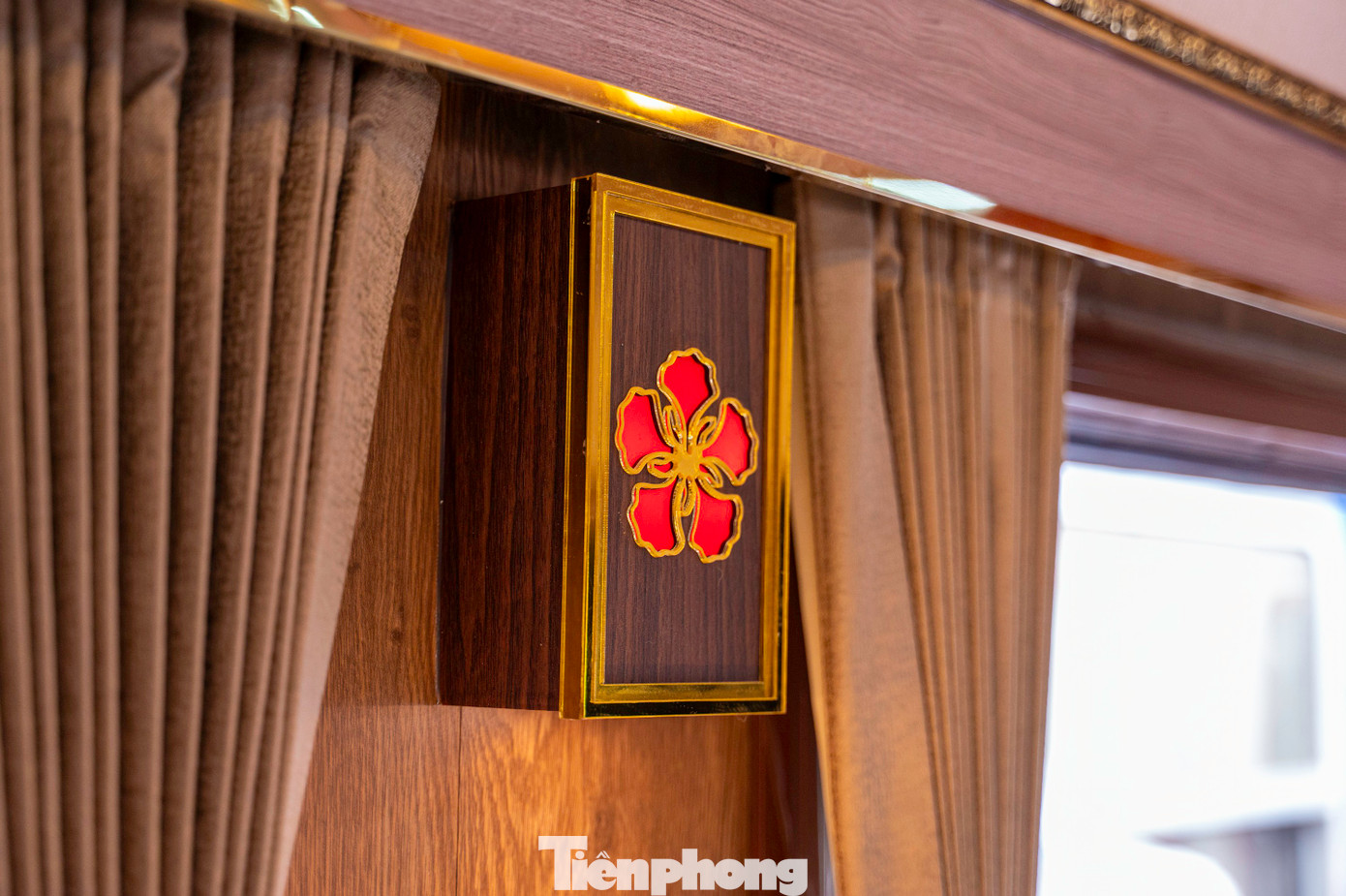 Toa VIP được lắp sàn gỗ tự nhiên, sức chứa 16 ghế sofa đơn và 5 bộ sofa dài 20 chỗ ngồi, được thiết kế sang trọng, mang phong cách kiến trúc nội thất quý tộc Pháp, có nhạc công biểu diễn, quầy bar, wifi miễn phí.