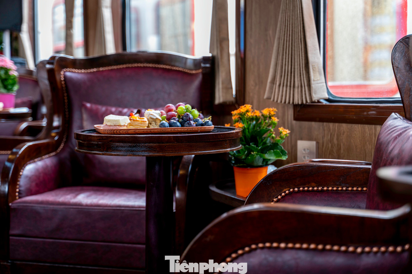 Toa VIP được lắp sàn gỗ tự nhiên, sức chứa 16 ghế sofa đơn và 5 bộ sofa dài 20 chỗ ngồi, được thiết kế sang trọng, mang phong cách kiến trúc nội thất quý tộc Pháp, có nhạc công biểu diễn, quầy bar, wifi miễn phí.