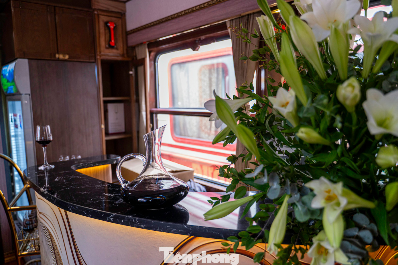 Trong toa VIP đoàn tàu Hoa Phượng Đỏ có hệ thống wifi và quầy bar phục vụ đồ uống miễn phí. Đây có thể là địa điểm check-in di động mới mẻ, thú vị và cũng là nơi diễn ra các hoạt động biểu diễn âm nhạc trên toa xe.