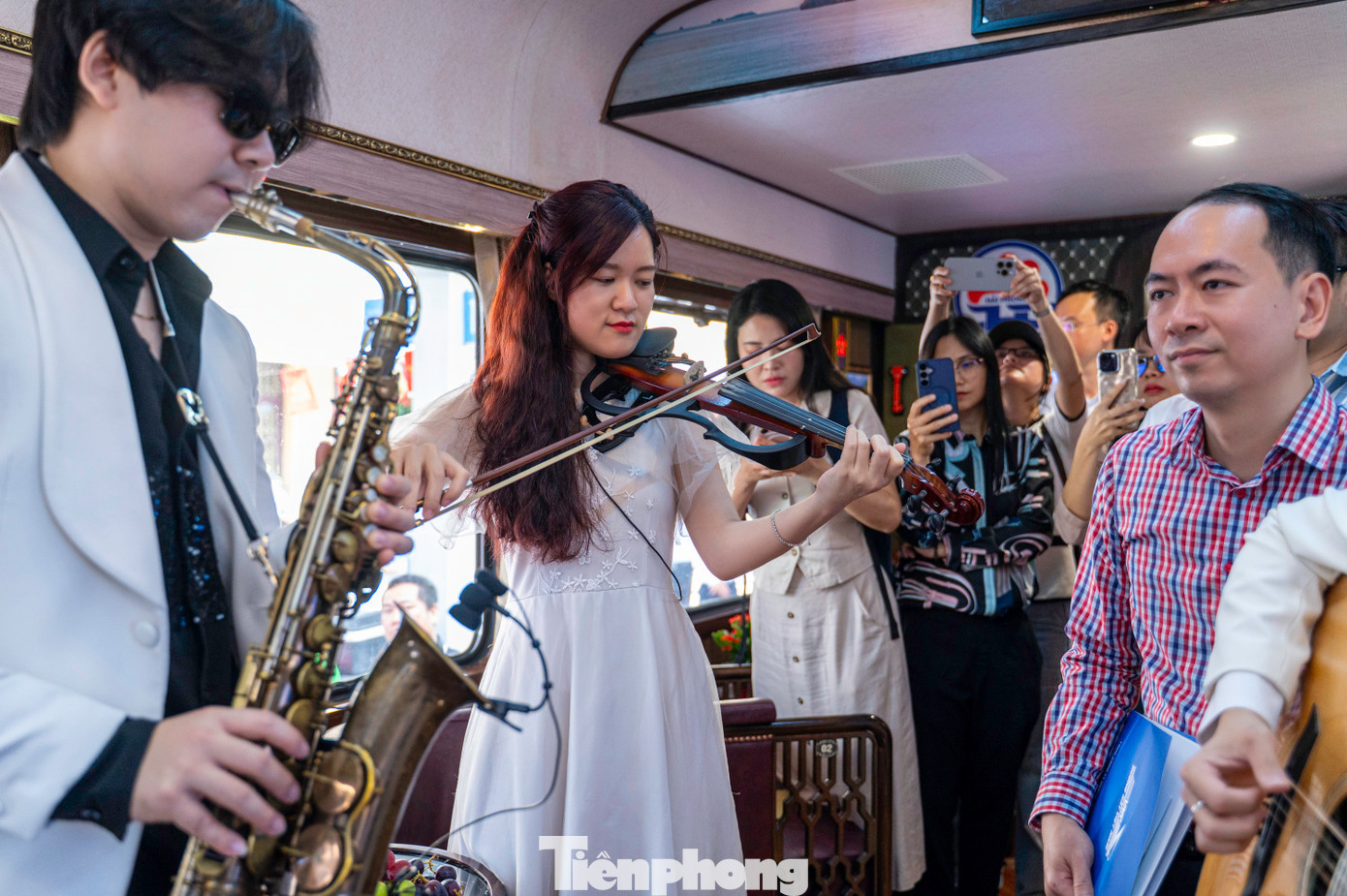 Trong chuyến tàu khai trương sáng 10/5, nhiều nhạc công biểu diễn tại toa VIP phục vụ hành khách.