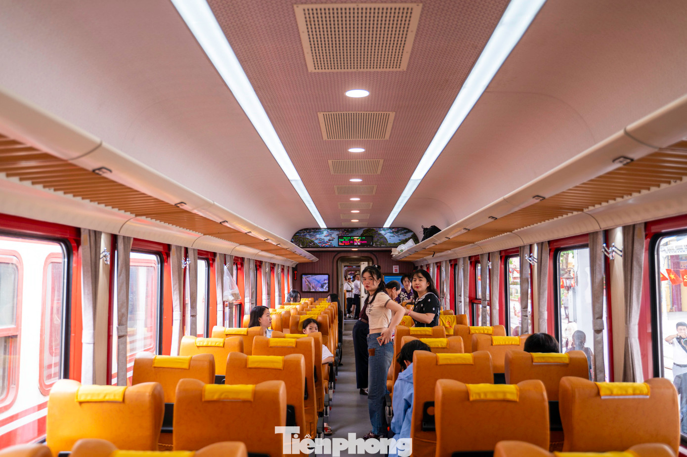 Đoàn tàu Hoa Phượng Đỏ được thiết kế ngoại thất màu đỏ chủ đạo của hoa phượng. Bên trong, các toa được thiết kế hiện đại, có không gian nội thất sang trọng, hài hòa giữa lịch sử và kiến trúc, văn hóa của TP. Hải Phòng.