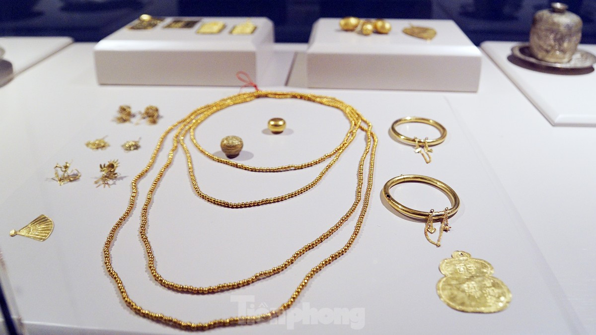 Một số hiện vật trong bộ kim phẩm được lưu giữ, trưng bày tại Bảo tàng Hải Phòng. Một số hiện vật trong bộ kim phẩm được lưu giữ, trưng bày tại Bảo tàng Hải Phòng.