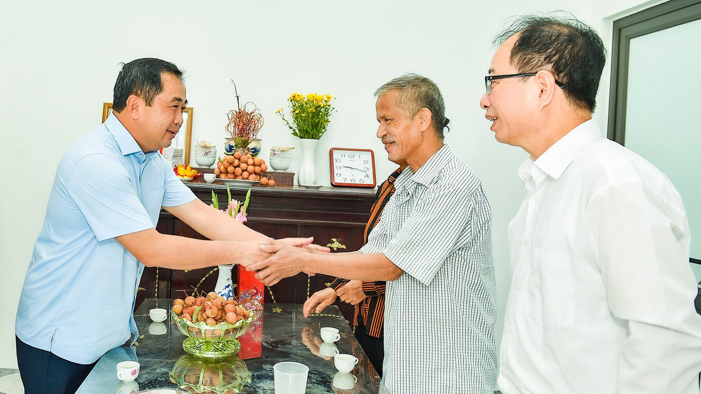 Ông Trần Đức Thắng - Bí thư Tỉnh ủy Hải Dương đến thăm, tặng quà gia đình thân nhân liệt sĩ ở phường Nam Đồng (TP Hải Dương) thuộc diện được hỗ trợ xây dựng, sửa chữa nhà trong chương trình xóa nhà tạm, nhà dột nát của tỉnh. Ảnh: HB Ông Trần Đức Thắng - Bí thư Tỉnh ủy Hải Dương đến thăm, tặng quà gia đình thân nhân liệt sĩ ở phường Nam Đồng (TP Hải Dương) thuộc diện được hỗ trợ xây dựng, sửa chữa nhà trong chương trình xóa nhà tạm, nhà dột nát của tỉnh. Ảnh: HB