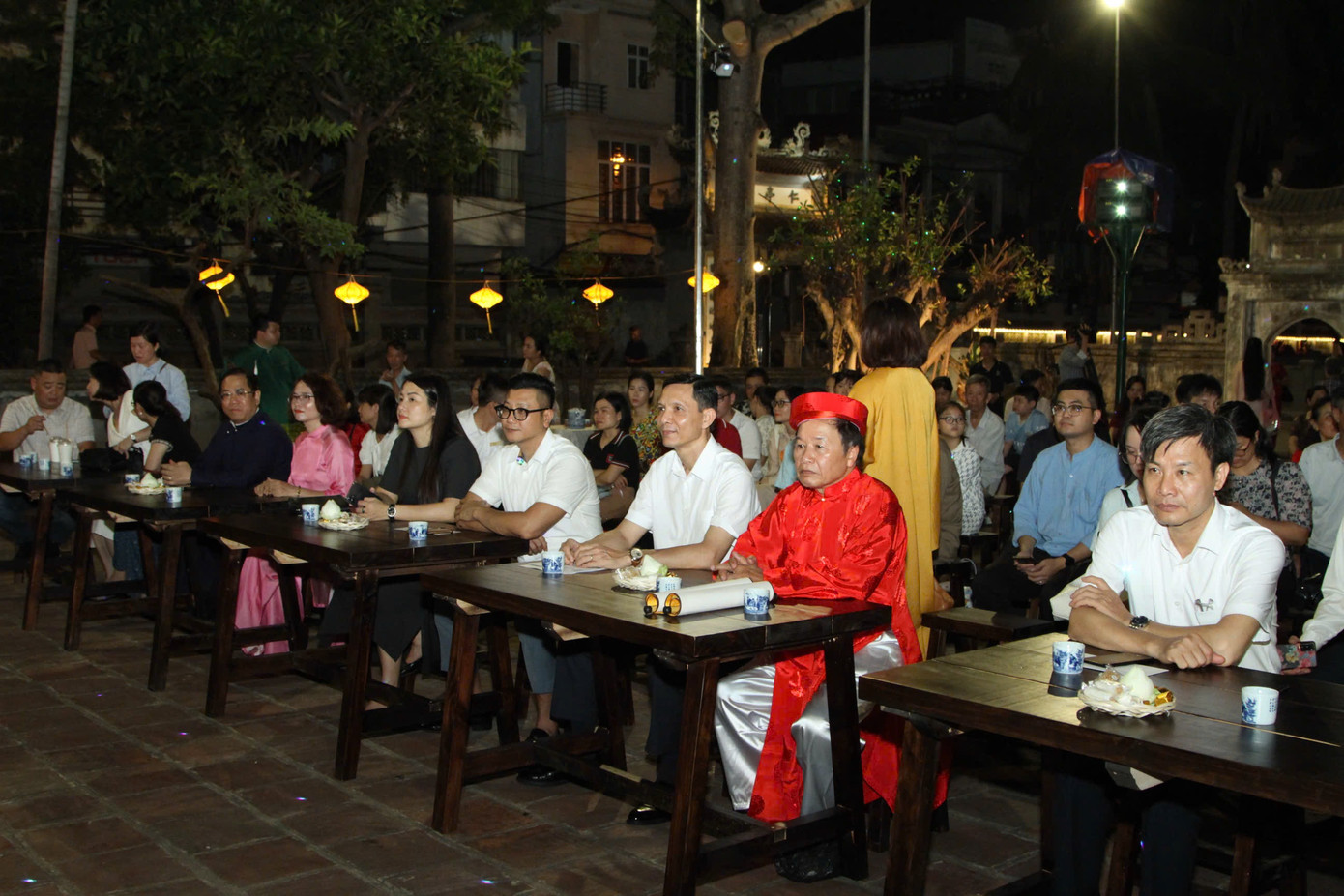 Các đại biểu và người dân Hải Phòng xem tour đêm "Dấu thiêng Hàng Kênh" trong buổi ra mắt.