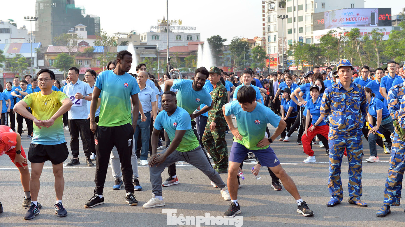 Trong đó, có nhiều vận động viên chuyên nghiệp, người nước ngoài cùng tham gia chạy vì một Hải Phòng xanh, văn minh và thân thiện.