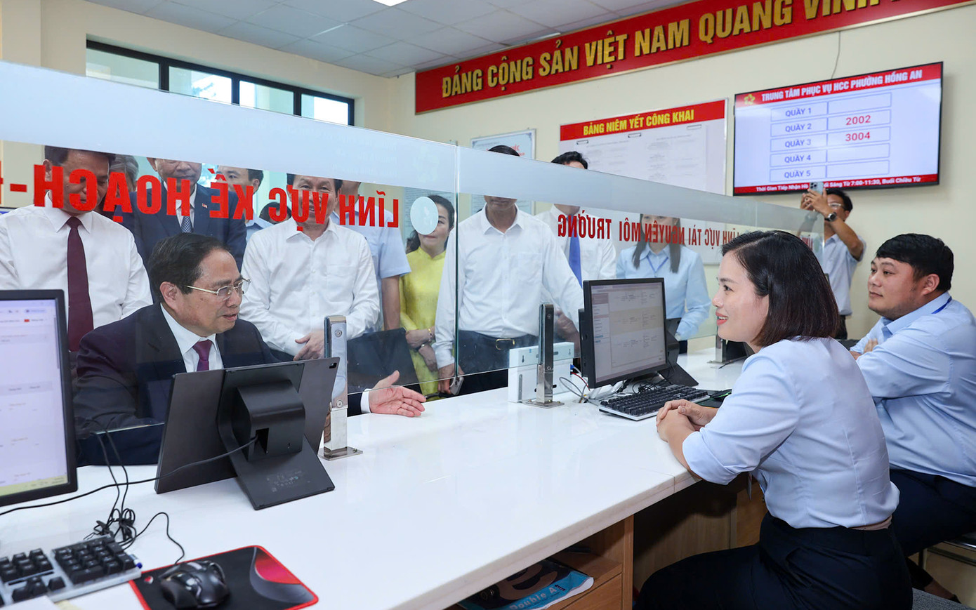 Thủ tướng Chính phủ Phạm Minh Chính thăm hỏi, dặn dò các cán bộ, công chức tại Trung tâm phục vụ hành chính công phường Hồng An, TP Hải Phòng. Ảnh: Đoàn Bắc