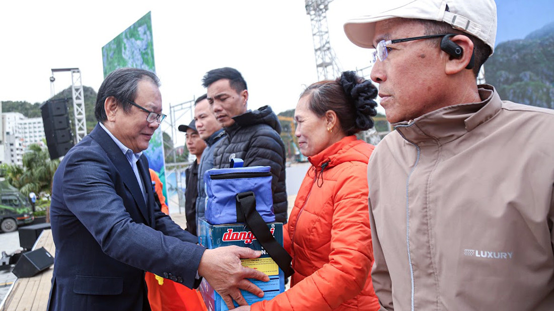 Ban tổ chức tặng quà cho ngư dân và các em học sinh huyện đảo Cát Hải (TP Hải Phòng).