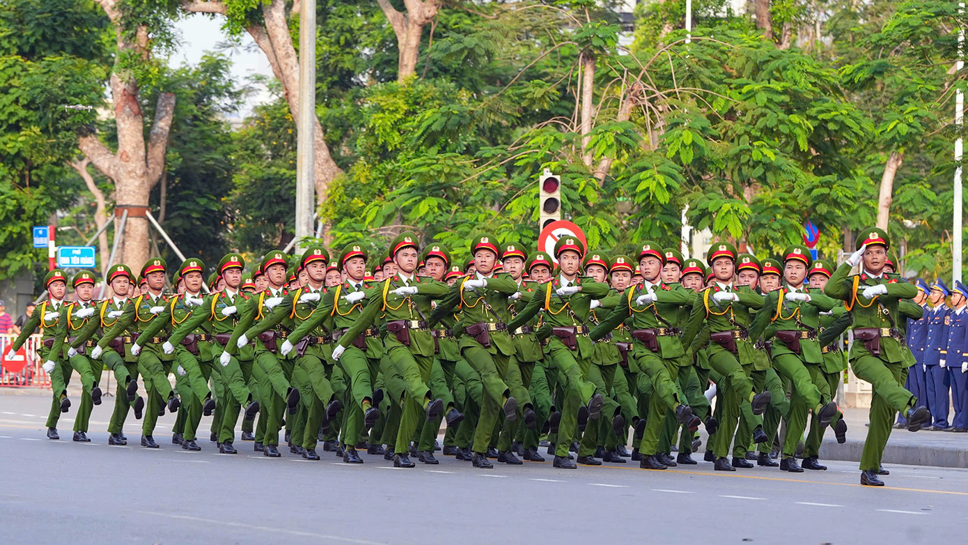 Các khối lực lượng vũ trang và khối quần chúng tham gia chương trình duyệt đội ngũ, diễu hành quần chúng hợp luyện. Các khối lực lượng vũ trang và khối quần chúng tham gia chương trình duyệt đội ngũ, diễu hành quần chúng hợp luyện.
