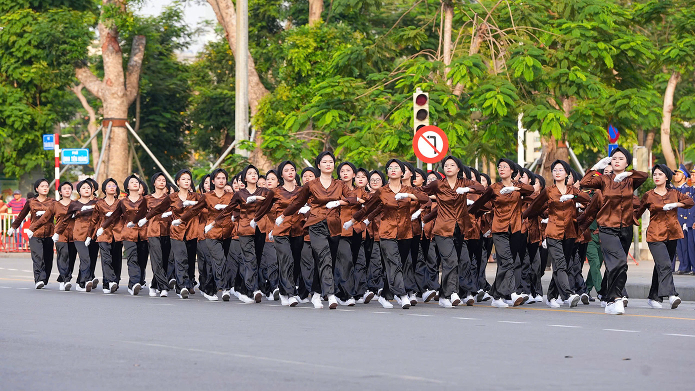 Các khối lực lượng vũ trang và khối quần chúng tham gia chương trình duyệt đội ngũ, diễu hành quần chúng hợp luyện. Các khối lực lượng vũ trang và khối quần chúng tham gia chương trình duyệt đội ngũ, diễu hành quần chúng hợp luyện.