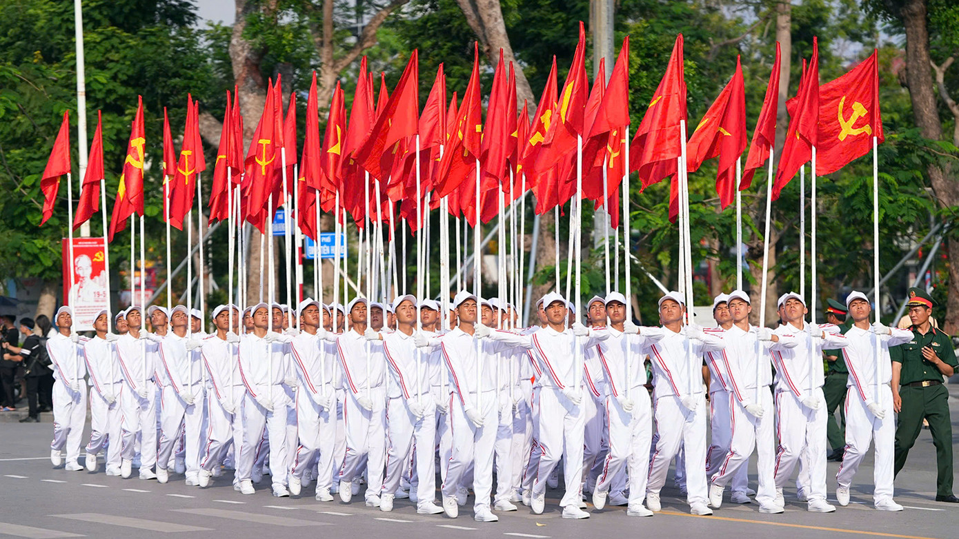 Các khối lực lượng vũ trang và khối quần chúng tham gia chương trình duyệt đội ngũ, diễu hành quần chúng hợp luyện. Các khối lực lượng vũ trang và khối quần chúng tham gia chương trình duyệt đội ngũ, diễu hành quần chúng hợp luyện.