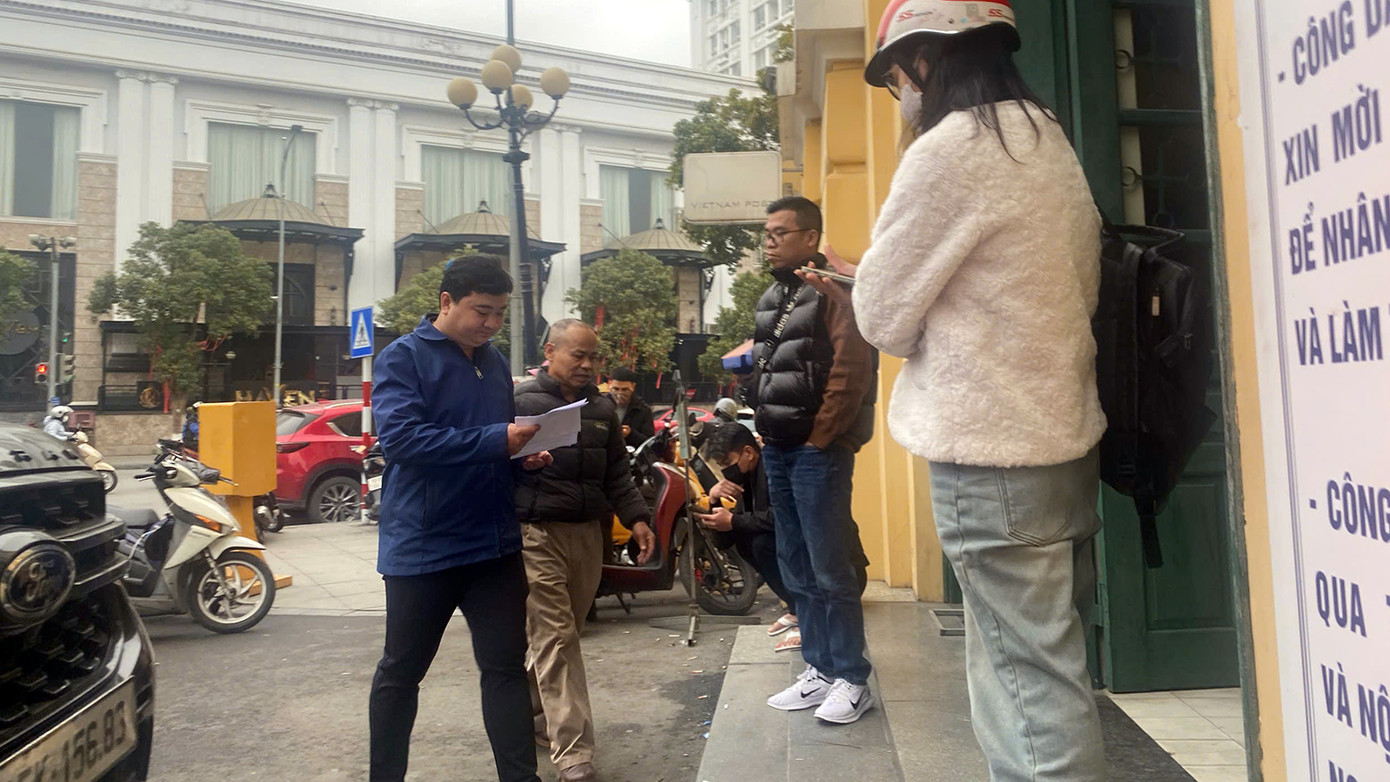 Bưu điện TP Hải Phòng luôn có khoảng 10 người chuyên nhận làm dịch vụ xếp số, hướng dẫn dịch vụ đăng ký thủ tục cấp đổi GPLX.