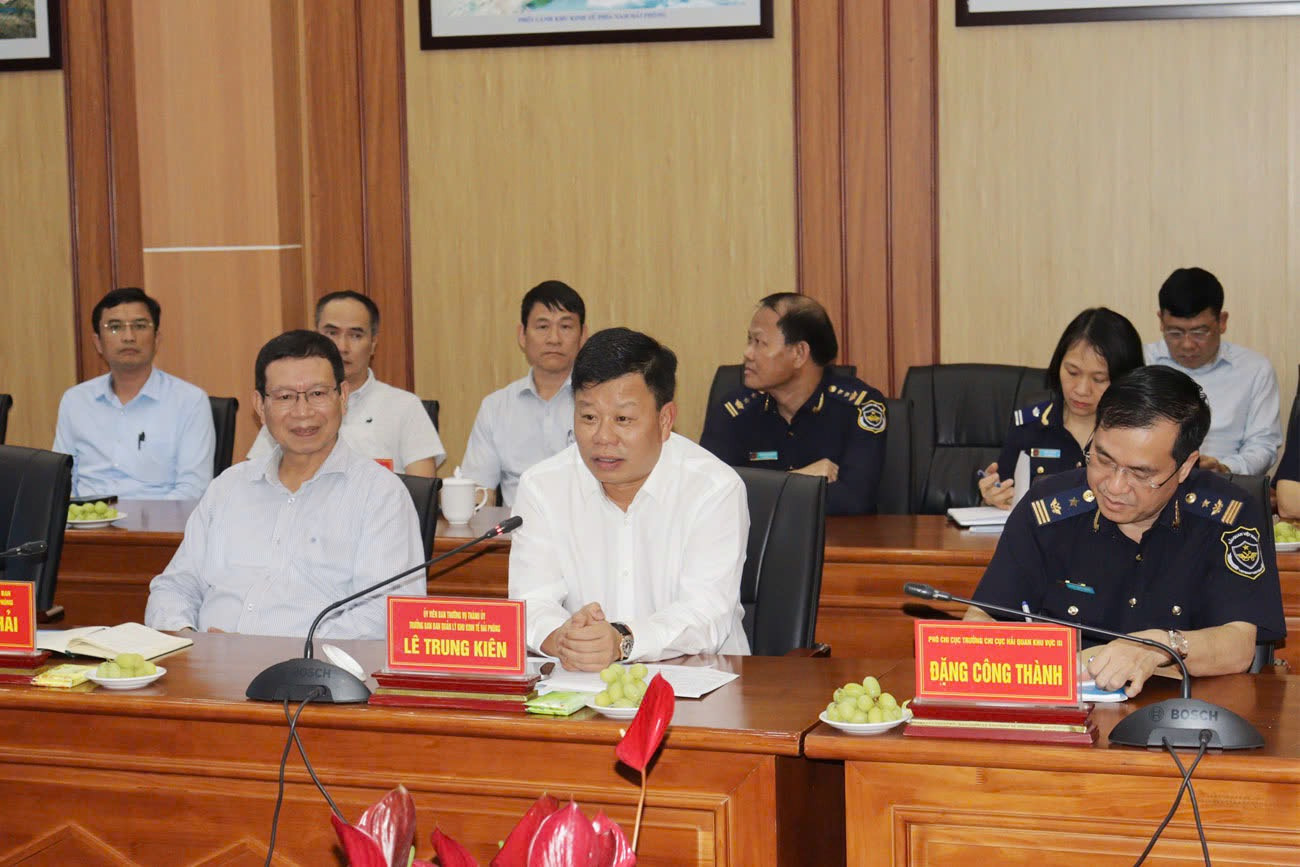 Ông Lê Trung Kiên (giữa ảnh) - Trưởng BQL Khu Kinh tế Hải Phòng - chủ trì buổi gặp gỡ, làm việc với các doanh nghiệp. Ông Lê Trung Kiên (giữa ảnh) - Trưởng BQL Khu Kinh tế Hải Phòng - chủ trì buổi gặp gỡ, làm việc với các doanh nghiệp.