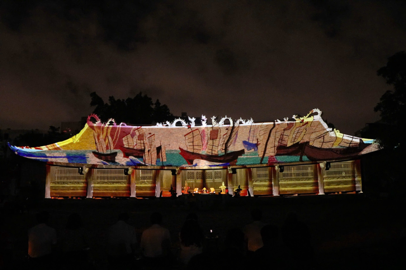 Các phân đoạn kể cuộc đời và những chiến công hiển hách của Đức Ngô Vương được trình diễn 3D Mapping trên mái Đình Hàng Kênh.