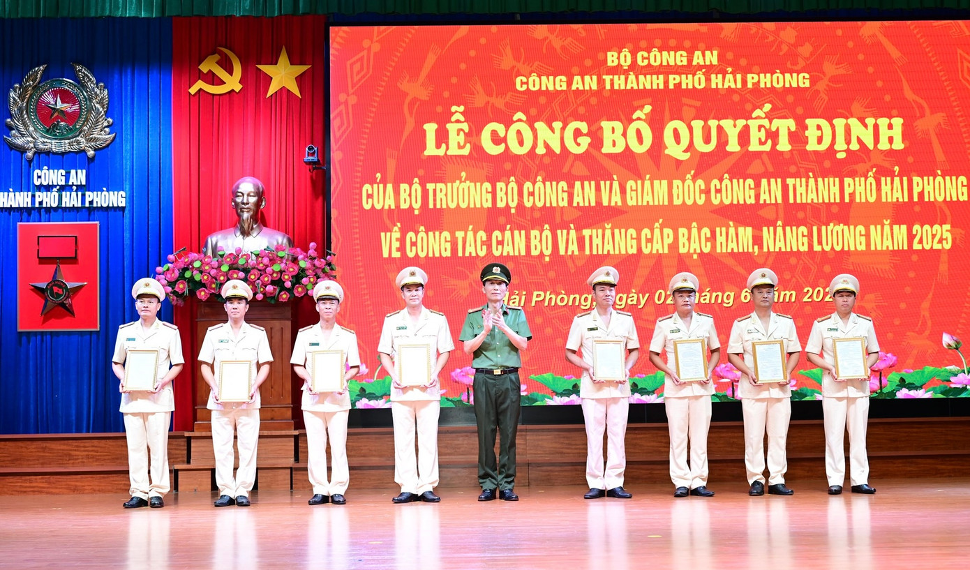 Đại tá Phạm Viết Dũng - Phó Giám đốc Công an TP Hải Phòng trao quyết định thăng cấp bậc hàm và nâng lương cho các cán bộ, lãnh đạo, chỉ huy các đơn vị. Đại tá Phạm Viết Dũng - Phó Giám đốc Công an TP Hải Phòng trao quyết định thăng cấp bậc hàm và nâng lương cho các cán bộ, lãnh đạo, chỉ huy các đơn vị.