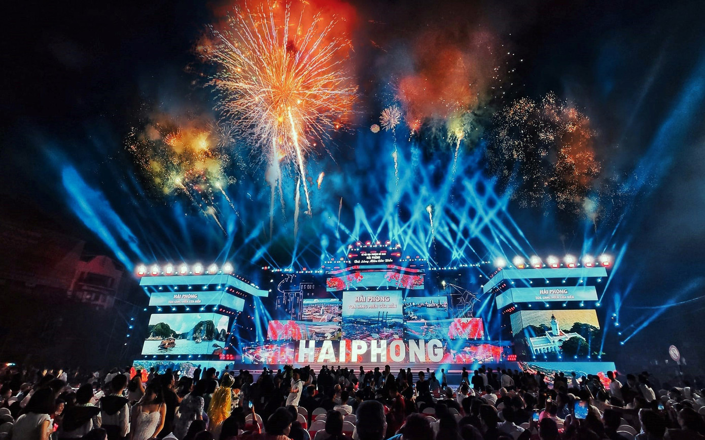 Đêm nhạc khai mạc Lễ hội Hoa Phượng Đỏ Hải Phòng lần thứ 11.