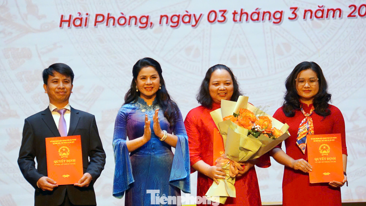 Giám đốc Sở VHTT&DL trao quyết định bổ nhiệm, chúc mừng lãnh đạo Phòng Gia đình Văn hóa cơ sở và di sản. Giám đốc Sở VHTT&DL trao quyết định bổ nhiệm, chúc mừng lãnh đạo Phòng Gia đình Văn hóa cơ sở và di sản.