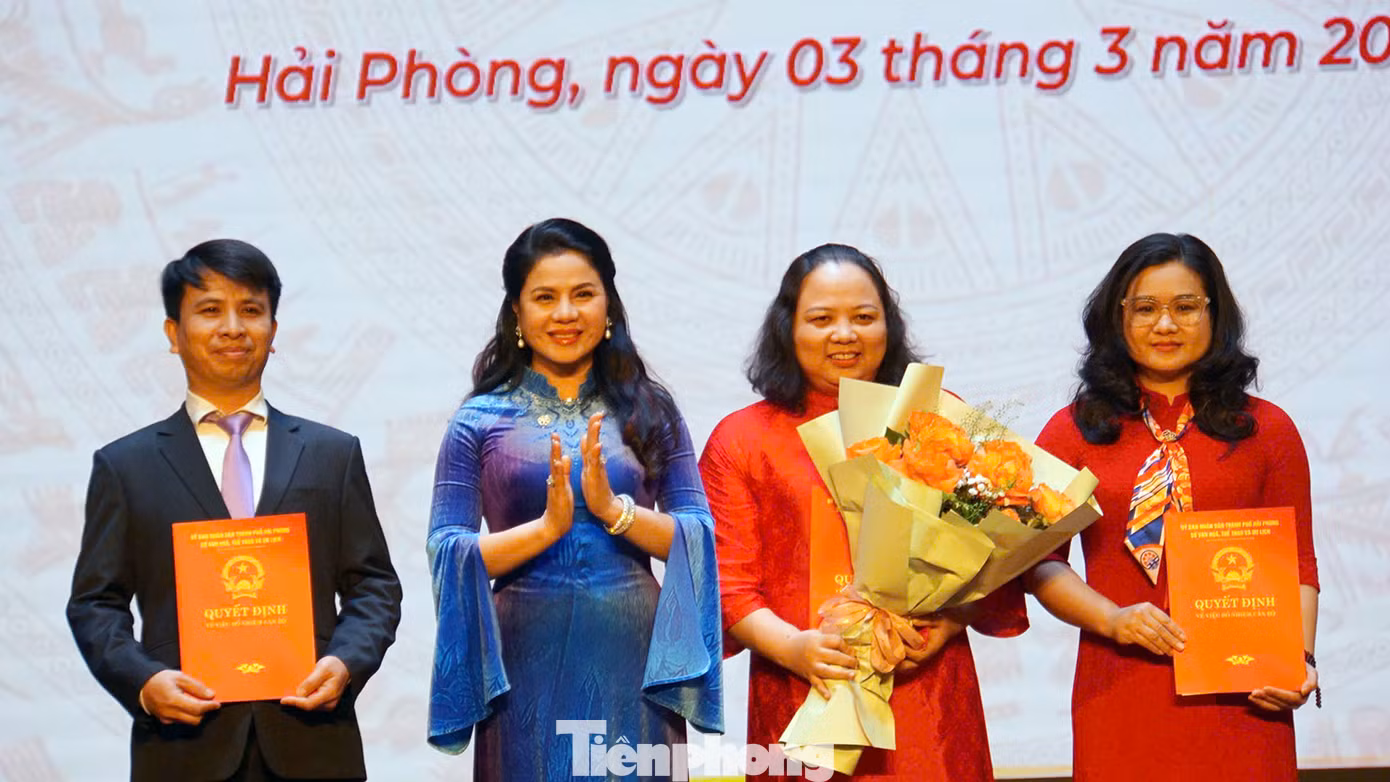Giám đốc Sở VHTT&amp;DL trao quyết định bổ nhiệm, chúc mừng lãnh đạo Phòng Gia đình Văn hóa cơ sở và di sản.