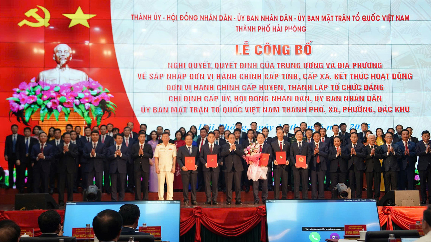 Thủ tướng Chính phủ Phạm Minh Chính trao quyết định, tặng hoa chúc mừng BCH Đảng bộ TP Hải Phòng sau hợp nhất. Thủ tướng Chính phủ Phạm Minh Chính trao quyết định, tặng hoa chúc mừng BCH Đảng bộ TP Hải Phòng sau hợp nhất.