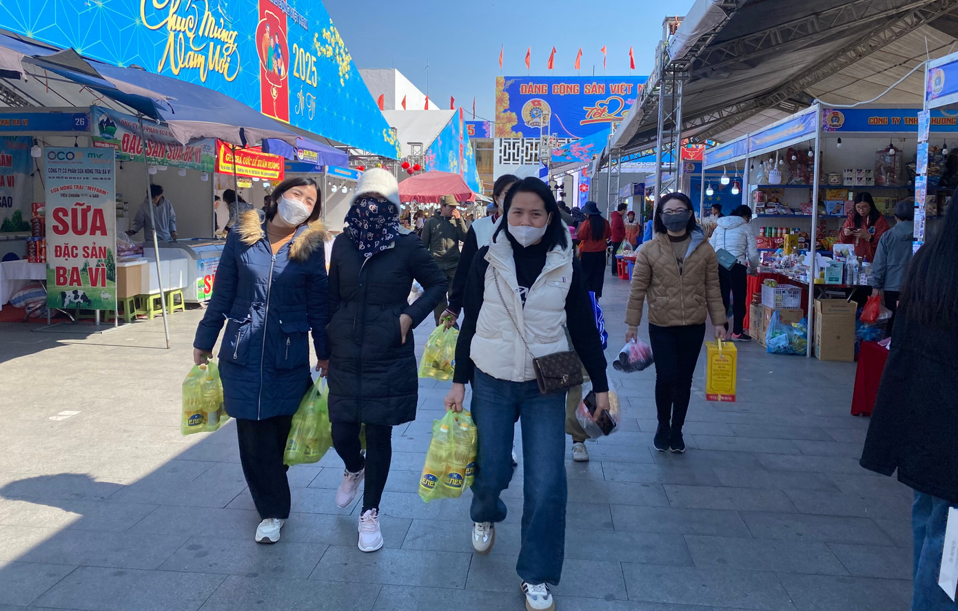 Ngay trong ngày đầu tiên, hàng nghìn lượt công nhân, viên chức lao động tại Hải Phòng tới Chợ Tết Công đoàn mua thực phẩm, đồ dùng gia đình, mua sắm Tết sớm.