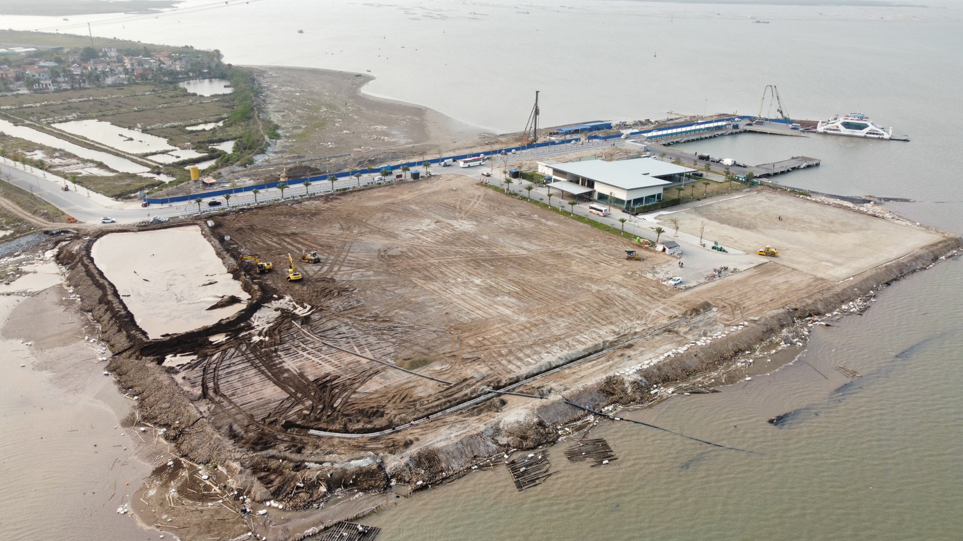 Khu vực bến phà Đồng Bài đang được san lấp, mở rộng khu vực bến bãi đón khách du lịch ra Cát Bà. Khu vực bến phà Đồng Bài đang được san lấp, mở rộng khu vực bến bãi đón khách du lịch ra Cát Bà.