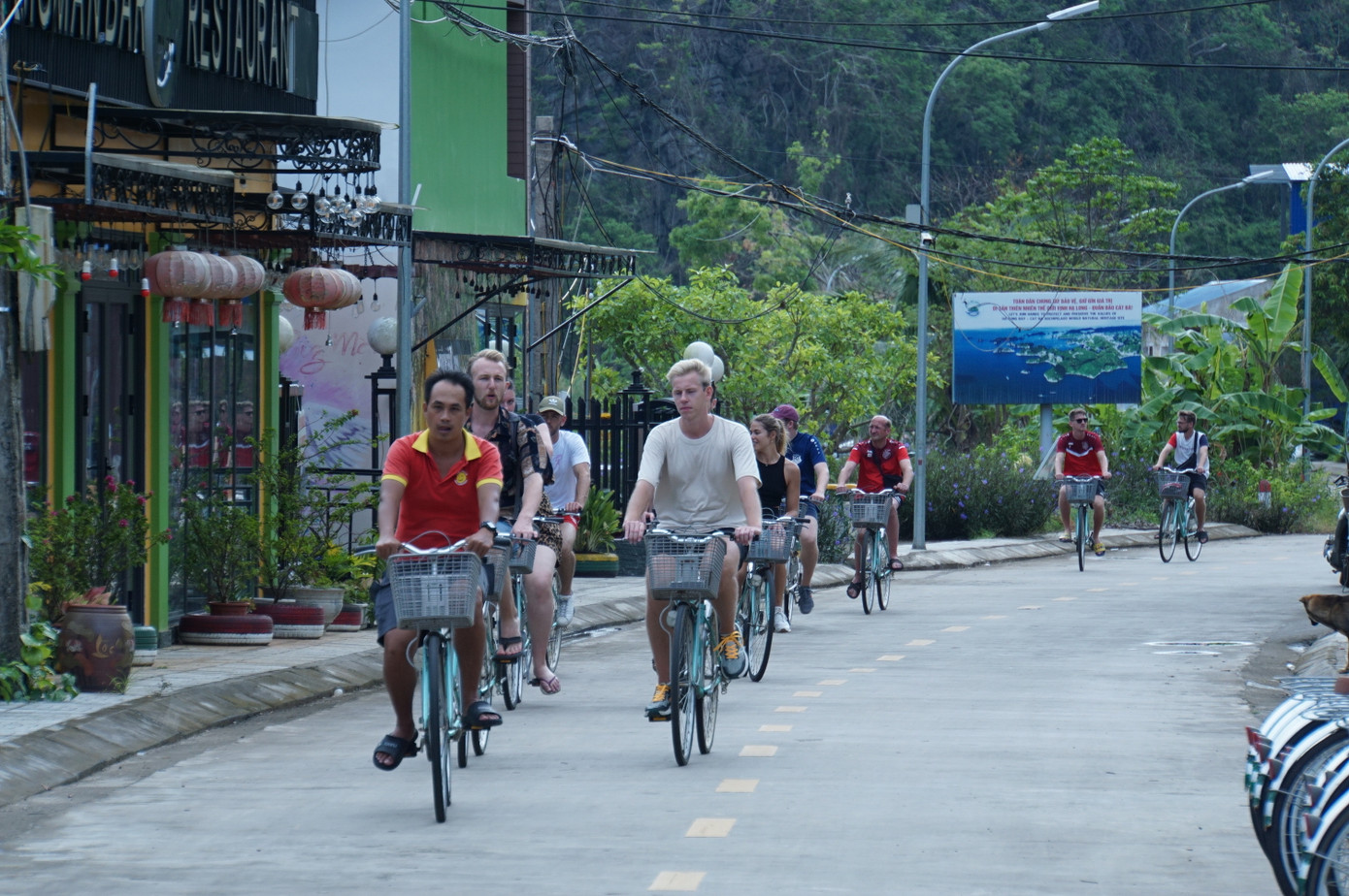 Khách du lịch tham quan làng chài cổ Việt Hải thuộc Quần đảo Cát Bà