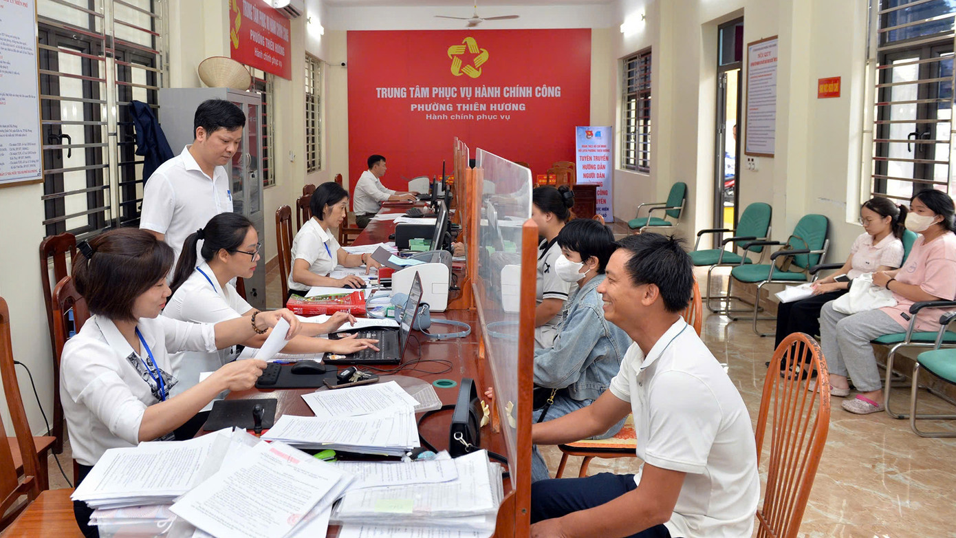 Bí thư phường An Phong và Bí thư phường Thiên Hương chủ trì hội nghị BCH Đảng bộ phường mới sau khi nhận nhiệm vụ.