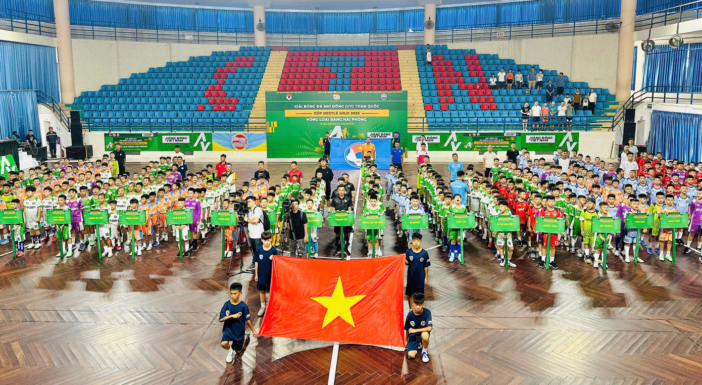 Các đội tuyển bóng đá U11, U13 tham dự buổi lễ khai mạc giải đấu. Các đội tuyển bóng đá U11, U13 tham dự buổi lễ khai mạc giải đấu.