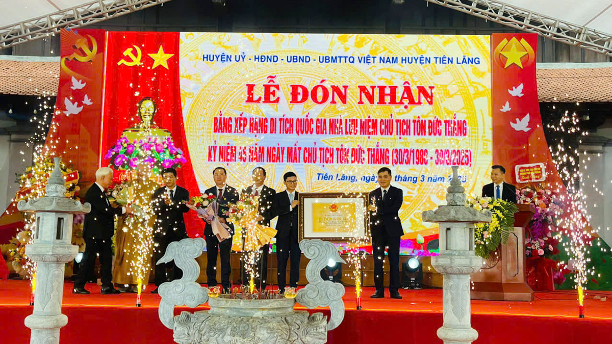 Lãnh đạo huyện Tiên Lãng đón nhận Bằng xếp hạng Di tích quốc gia Nhà lưu niệm Chủ tịch nước Tôn Đức Thắng sáng 30/3.