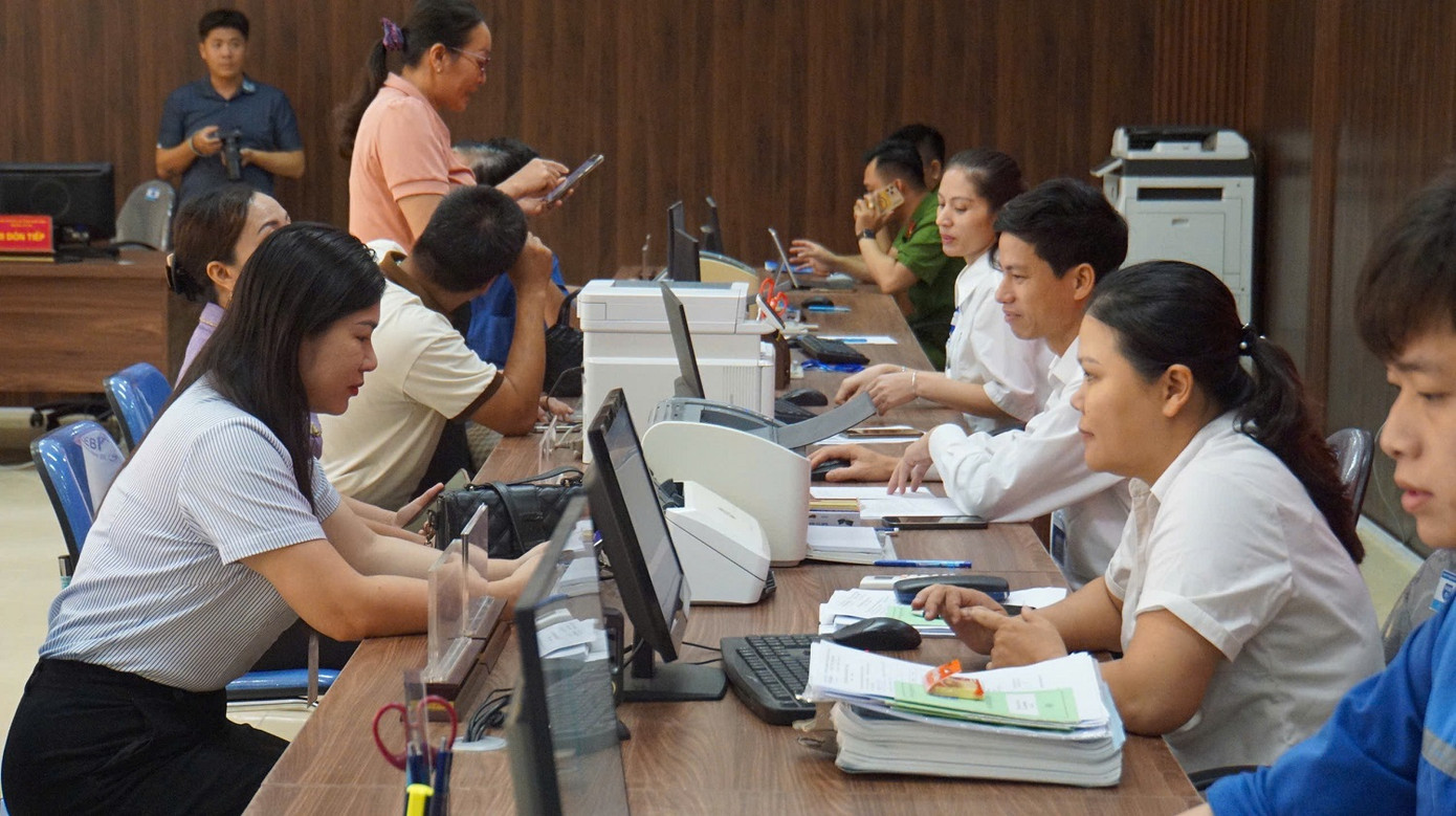 Theo anh Thắng, trong 3 ngày đầu vận hành, cổng dịch vụ công quốc gia, các nền tảng dịch vụ số được kết nối nhanh. Do đó, các cán bộ tại trung tâm đã xử lý, hỗ trợ người dân các thủ tục nhanh chóng, kịp thời, không xảy ra sự cố, ùn ứ và cá nhân anh cũng chưa phải hỗ trợ xử lý kỹ thuật cho bất kỳ tác vụ nào. Theo anh Thắng, trong 3 ngày đầu vận hành, cổng dịch vụ công quốc gia, các nền tảng dịch vụ số được kết nối nhanh. Do đó, các cán bộ tại trung tâm đã xử lý, hỗ trợ người dân các thủ tục nhanh chóng, kịp thời, không xảy ra sự cố, ùn ứ và cá nhân anh cũng chưa phải hỗ trợ xử lý kỹ thuật cho bất kỳ tác vụ nào.